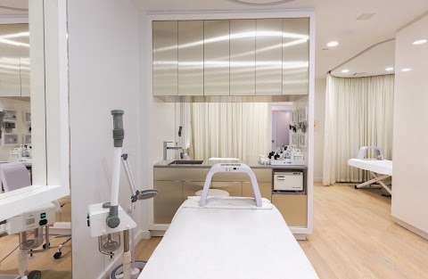 Silver Mirror Facial Bar - Bryant Park