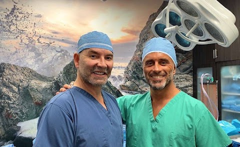 4 Beauty Aesthetics Institute for Plastic Surgery: Dr. Constantino Mendieta