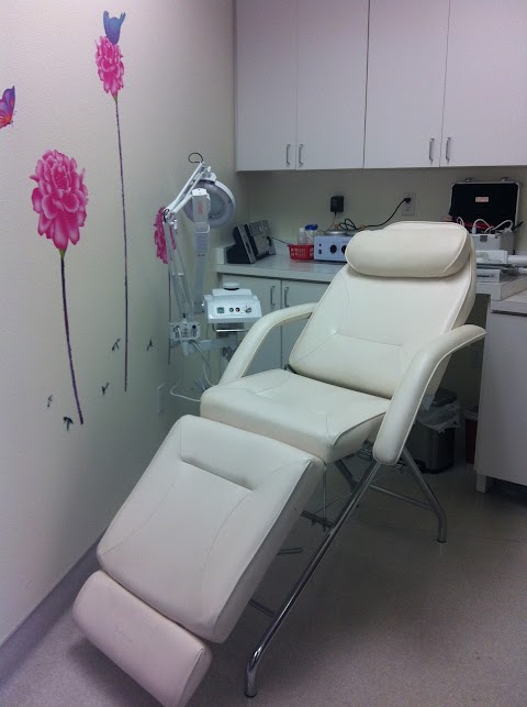 Demi Nguyen, Esthetician