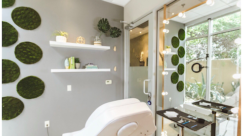 DermaLUX Clinic